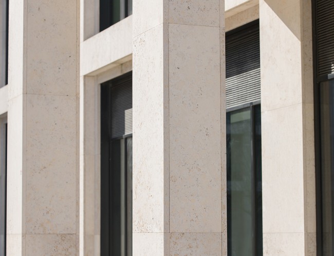 Geveldetail van ZNC natuursteen in Antwerpen