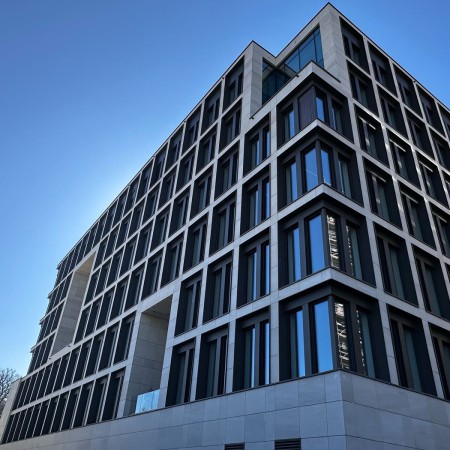 ZNC gevels van natuursteen en composiet - voor kantoorgebouwen